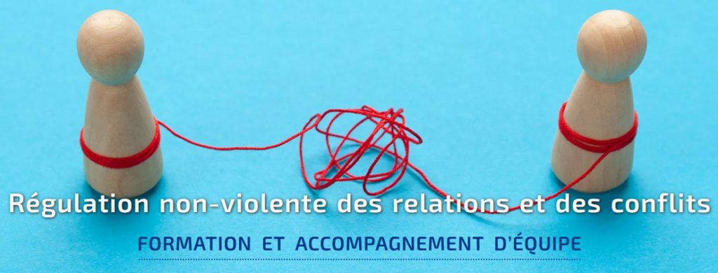 image de deux points entremêlé d'une ficelle rouge avec comme texte : Régulation non-violente des relations et des conflits Formation et accompagnement d’équipe"